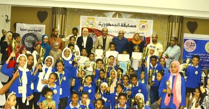 كأس ودروع جوائز مسابقة ” العباقرة الصغار ” بالتعاون مع الحملة الوطنية تحيا مصر