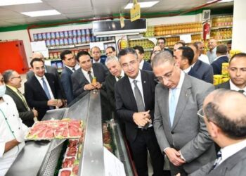 وزير التموين ومحافظ الفيوم يتفقدان معرض أهلاً مدارس وعدداً من المجمعات الاستهلاكية