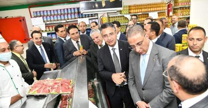 وزير التموين ومحافظ الفيوم يتفقدان معرض أهلاً مدارس وعدداً من المجمعات الاستهلاكية