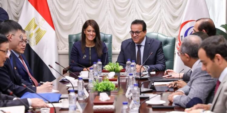 وزير الصحة ووزيرة التخطيط يعقدان اجتماعًا مع القائم بأعمال السفير الصينى