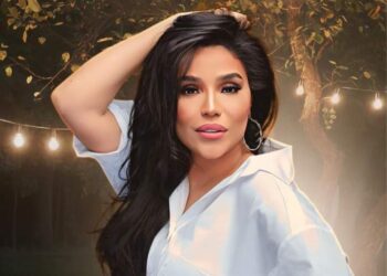 أمينة ترد على منتقدى تصرفها مع إحد العاملين في فرقتها