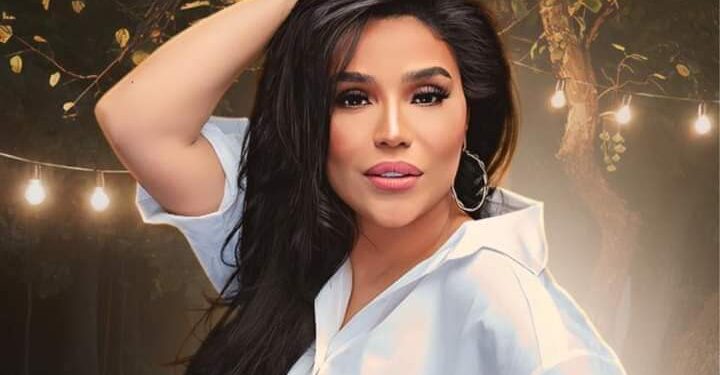 أمينة ترد على منتقدى تصرفها مع إحد العاملين في فرقتها