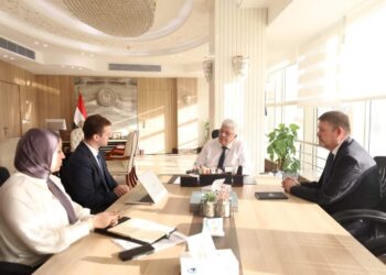 عاشور يستقبل وفدًا من التايمز البريطانية لبحث تصنيفات الجامعات المصرية 