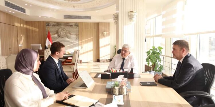 عاشور يستقبل وفدًا من التايمز البريطانية لبحث تصنيفات الجامعات المصرية 