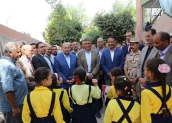 محافظ الجيزة يتفقد سير العملية التعليمية بمدرسة جمال عبد الناصر للتعليم الأساسي 