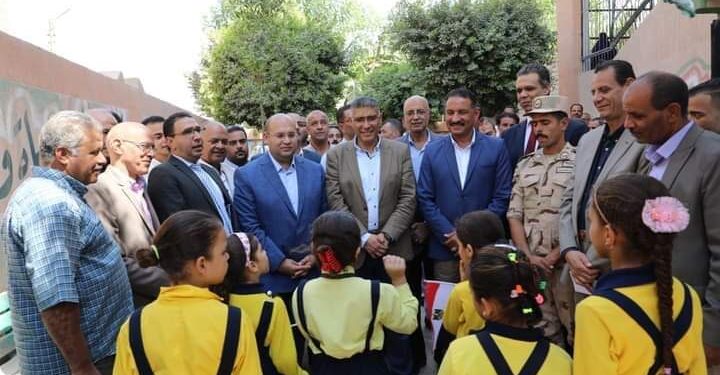 محافظ الجيزة يتفقد سير العملية التعليمية بمدرسة جمال عبد الناصر للتعليم الأساسي 