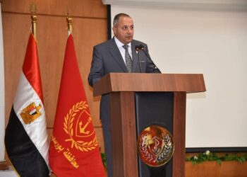 محافظ بورسعيد يلتقي مديري المدارس والإدارات التعليمية