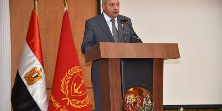 محافظ بورسعيد يلتقي مديري المدارس والإدارات التعليمية