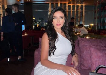 عقب شائعة زواجها..رضوى الشربيني بالابيض   رضوى الشربيني تظهر  بإطلالة كلاسيكية بالابيض من دبي