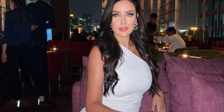 عقب شائعة زواجها..رضوى الشربيني بالابيض رضوى الشربيني تظهر بإطلالة كلاسيكية بالابيض من دبي