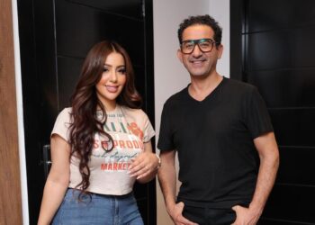 رشا السيد تحضر مسرحية “ميمو” بمصر.. وهذه رسالة أحمد حلمي لها؟