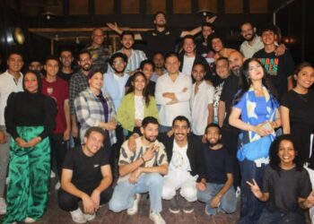 عمرو رمزي يتوسط طلاب ورشة أوكازيون فن