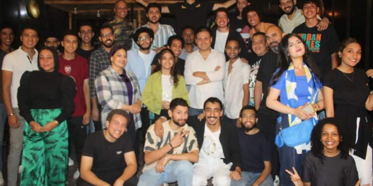 عمرو رمزي يتوسط طلاب ورشة أوكازيون فن