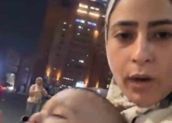 استغاثه ام أمام مستشفى ٥٧٣٥٧ ارحموا ..رحيم !!