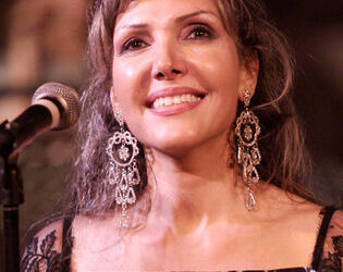 شكر وتقدير من الفنانة الراحلة “فايزة أحمد” للمطربة “نادية مصطفى “