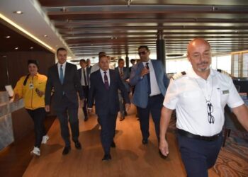 محافظ بورسعيد يستقبل سفينة هولنديه على متنها 2654 سائح و 952 من طاقم البحارة من جنسيات مختلفة 