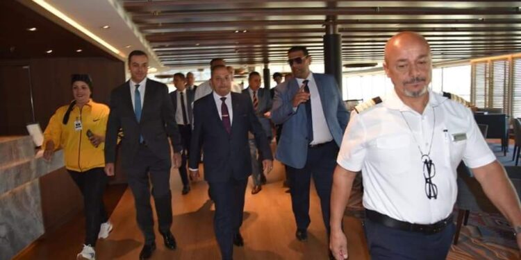 محافظ بورسعيد يستقبل سفينة هولنديه على متنها 2654 سائح و 952 من طاقم البحارة من جنسيات مختلفة