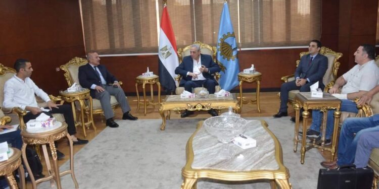 محافظ الغربية يناقش الموقف التنفيذي لمشروعات صندوق التنمية الحضرية بالمحافظة