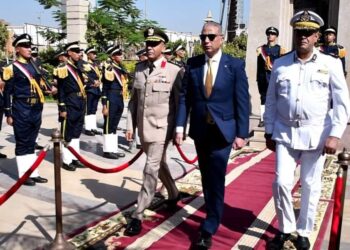 محافظ الفيوم يضع إكليلاً من الزهور على النصب التذكارى للشهداء احتفالا بالذكرى ال51لنصراكتوبرالمجيد