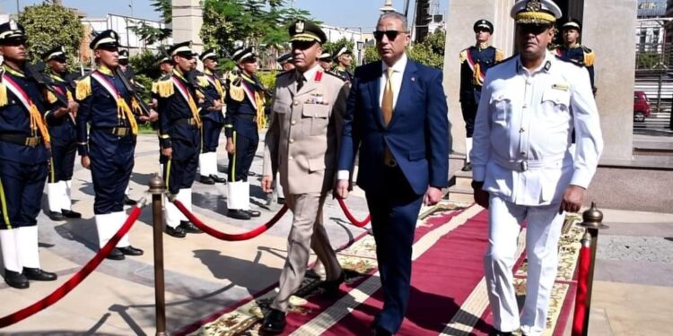 محافظ الفيوم يضع إكليلاً من الزهور على النصب التذكارى للشهداء احتفالا بالذكرى ال51لنصراكتوبرالمجيد