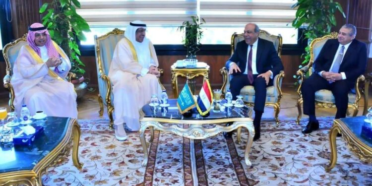 وزير الطيران المدني يلتقي وزير الدولة وعضو مجلس الوزراء السعودي لتعزيز سُبل العمل المشترك