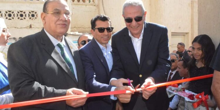 محافظ الغربية ووزير الشباب والرياضة يفتتحان ملعب الأكريليك وحمام السباحة بمركز شباب كفر الزيات