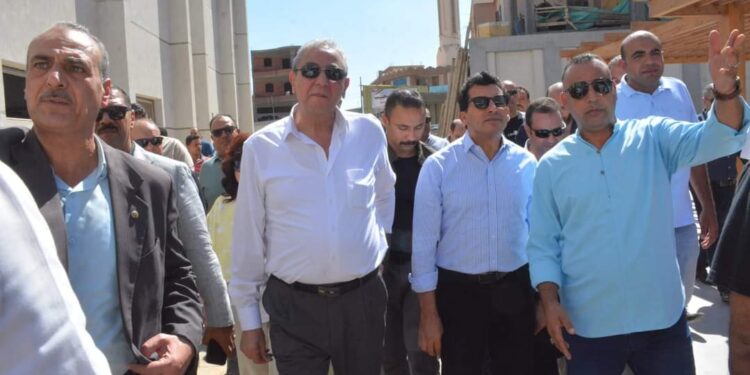 وزير الرياضة ومحافظ الغربية يتفقدان مركز شباب محمد صلاح بقرية “نجريج “