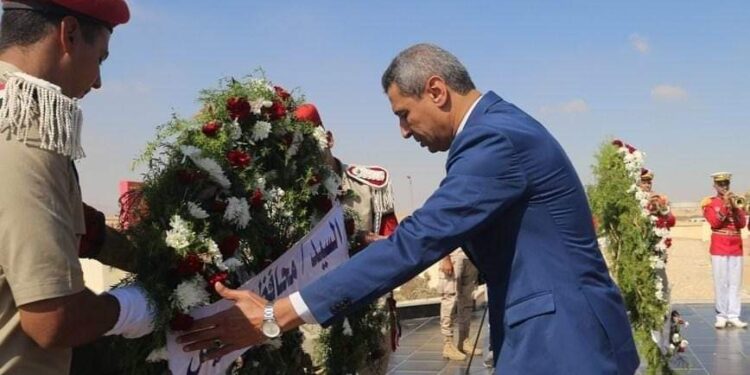 محافظ السويس وقائد الجيش الثالث الميداني ومدير الأمن يضعون أكاليل الزهور علي قبر الجندي المجهول بمناسبة انتصارات 6 أكتوبر 1973