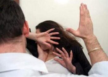 كشف ملابسات استغاثة سيدة من اعتداء نجلها عليها وطردها من المنزل بالدقهلية