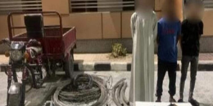 القبض على تشكيل عصابي وراء تقطيع الأسلاك الكهربائية وسرقتها بالأقصر