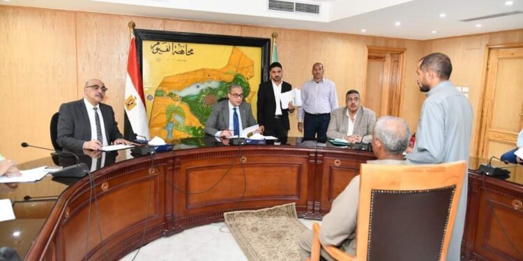 محافظ الفيوم يوجه بتوفير فرص عمل للشباب بشركات ومصانع القطاع الخاص