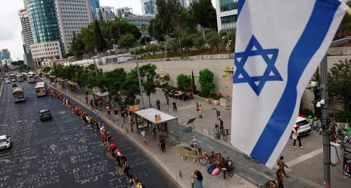 فصائل فلسطينية تعلن قصف تل أبيب برشقة صاروخية