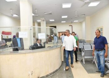 محافظ الفيوم يتفقد سير العمل بمشروعات “حياة كريمة” بقرية أبو صير