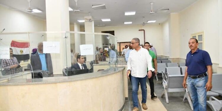 محافظ الفيوم يتفقد سير العمل بمشروعات “حياة كريمة” بقرية أبو صير