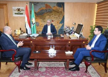 محافظ الفيوم يبحث مع رئيس الجهاز التنفيذي للمشروعات الصناعية سبل التعاون المشترك