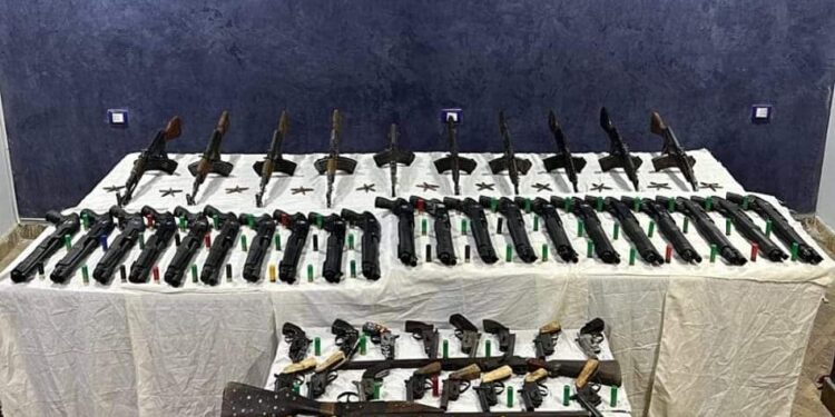 ضبط 166 قطعة سلاح ناري بحوزة 137 متهمًا