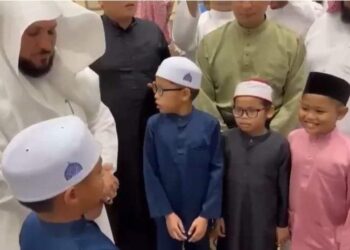 شاهد .. إمام الحرم المكي يقبل رأس طفل ماليزي يقلد صوته ويسأل الله له الصلاح وحفظ كتابه العزيزه