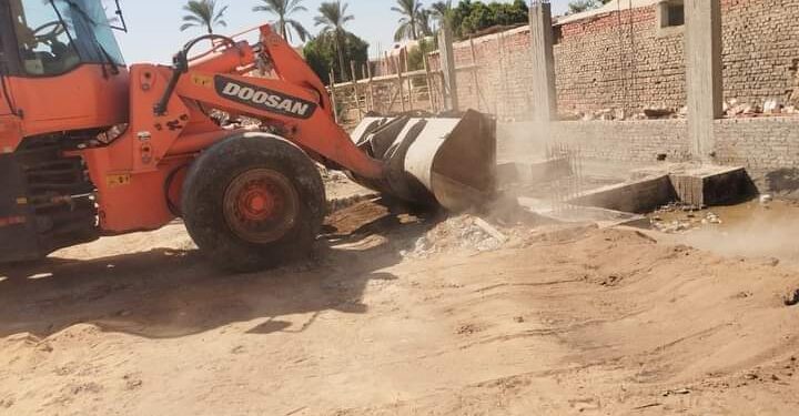 إزالة ٤٠ حالة تعدي علي الأراضي الزراعية وأملاك الدولة وبناء مخالف بالجيزة