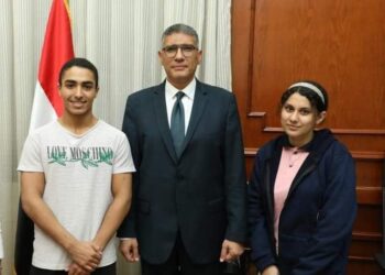 محافظ الجيزة يلتقي بأعضاء النشاط الصحفي بمدرسة الشهيد محمد محمود الرسمية للغات