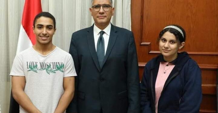 محافظ الجيزة يلتقي بأعضاء النشاط الصحفي بمدرسة الشهيد محمد محمود الرسمية للغات