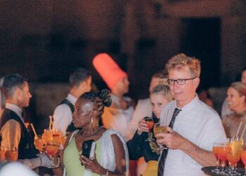 تفاصيل زيارة وفد من المشاهير الأمريكان لمعابد الأقصر وأسوان