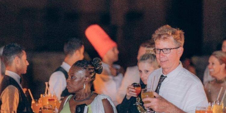 تفاصيل زيارة وفد من المشاهير الأمريكان لمعابد الأقصر وأسوان