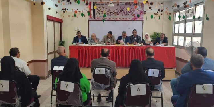 ناصر حسن وكيل وزارة التربية والتعليم يعقد لجنة المقابلات الشخصية لاختبارات المتقدمين للوظائف