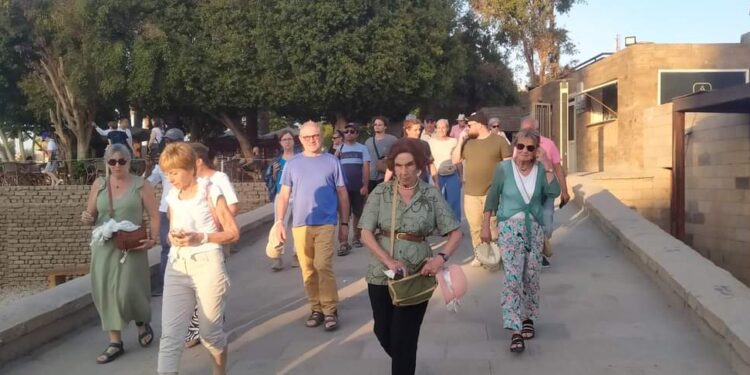 اقبال كثيف من السياح لزيارة المعالم السياحية بمُحافظتى الاقصر واسوان  خاص لحكاية وطن 