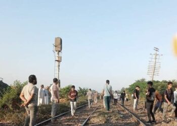 مصرع تلميدين شقيقين دهسا بالقطار أثناء عبورهما بمنطقة مزلقان البليدة بالجيزة