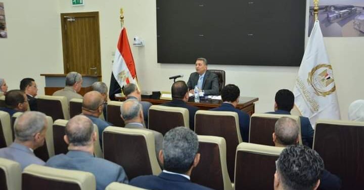 نائب وزير التموين والتجارة الداخلية يعقد اجتماعًا موسعًا لمتابعة توافر السلع الأساسية والخبز المدعم