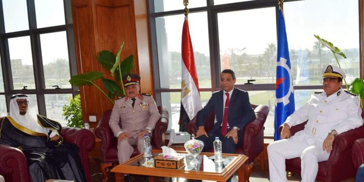 محافظ السويس يتبادل التهاني  بمناسبة احتفالات المحافظة بعيدها القومى” 24 أكتوبر 1973″