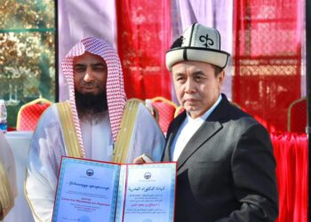 جامعة قيرغيزستان الإسلامية تمنح امام الحرم النبوي “البدير ” شهادة الدكتوراة الفخرية
