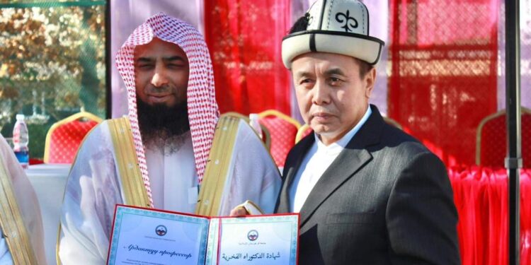 جامعة قيرغيزستان الإسلامية تمنح امام الحرم النبوي “البدير ” شهادة الدكتوراة الفخرية