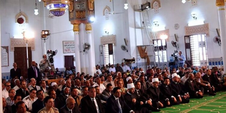 احتفالات السويس بعيدها القومي ..وزيرالأوقاف ومفتي الجمهورية ومحافظ السويس والمواطنين يؤدون صلاة الجمعة 